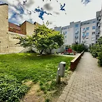 Central Apt With 2 Balconies